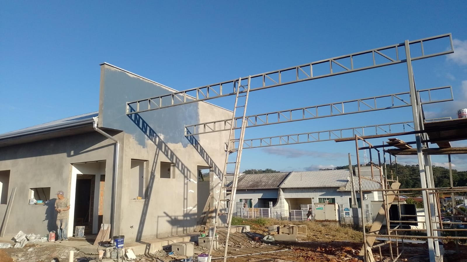 Visão geral da montagem de estrutura metálica em obra